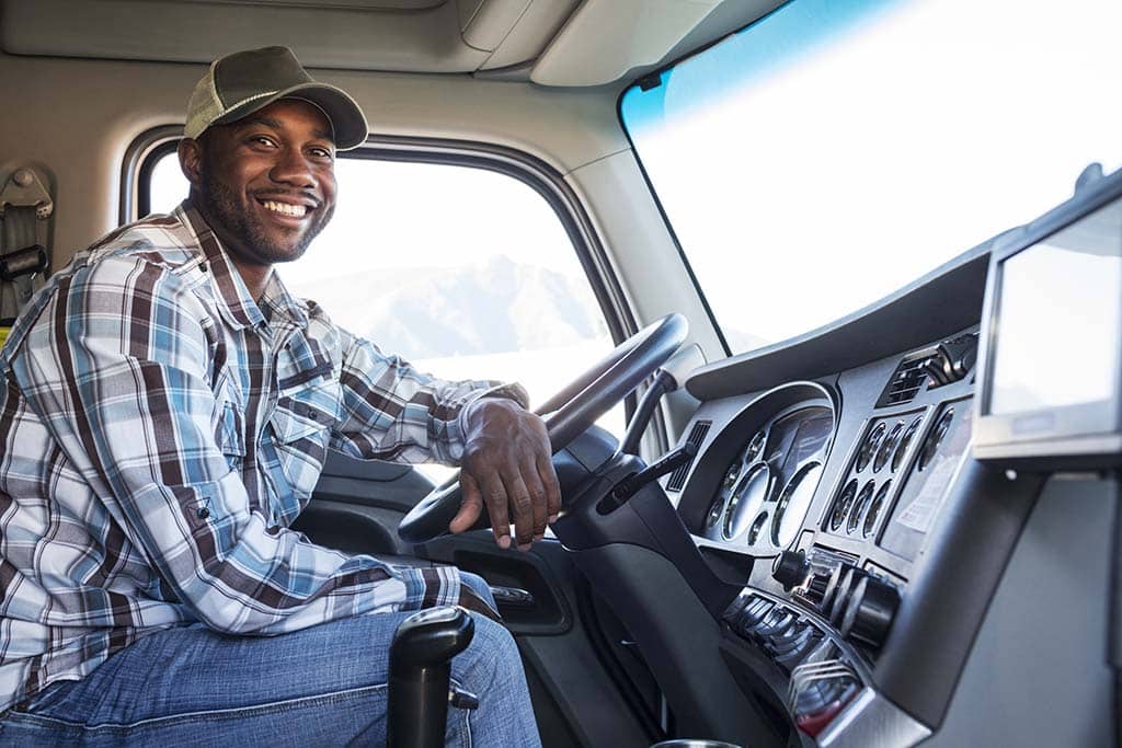 Conductor de camión sonriente: ahora contrata conductores CDL Clase A